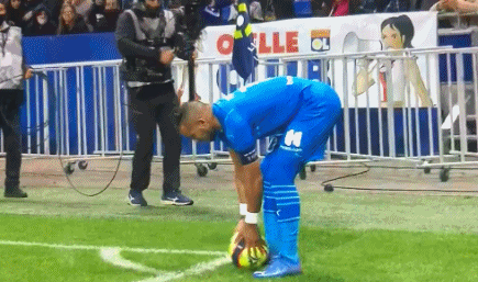 记者：埃斯特旺已抵达伦敦，将于周一加入切尔西的训练