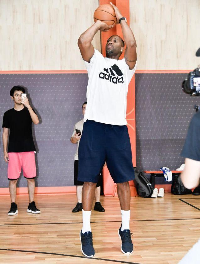 深圳男篮逆转北京王薪凯关键表现（王薪凯发威助深圳男篮逆转北京）