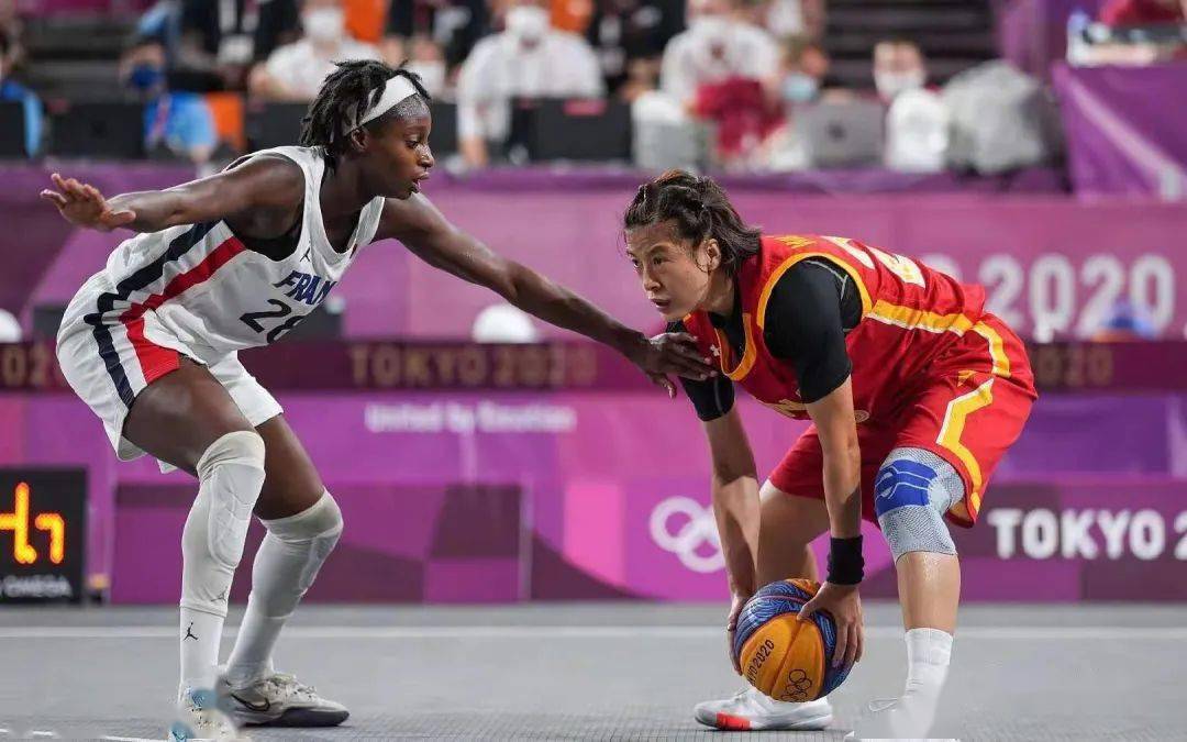 身背两黄，德容与卡萨多在欧冠再吃黄牌就要停赛（德容、卡萨多已两黄在身，欧冠再领黄牌将被停赛）