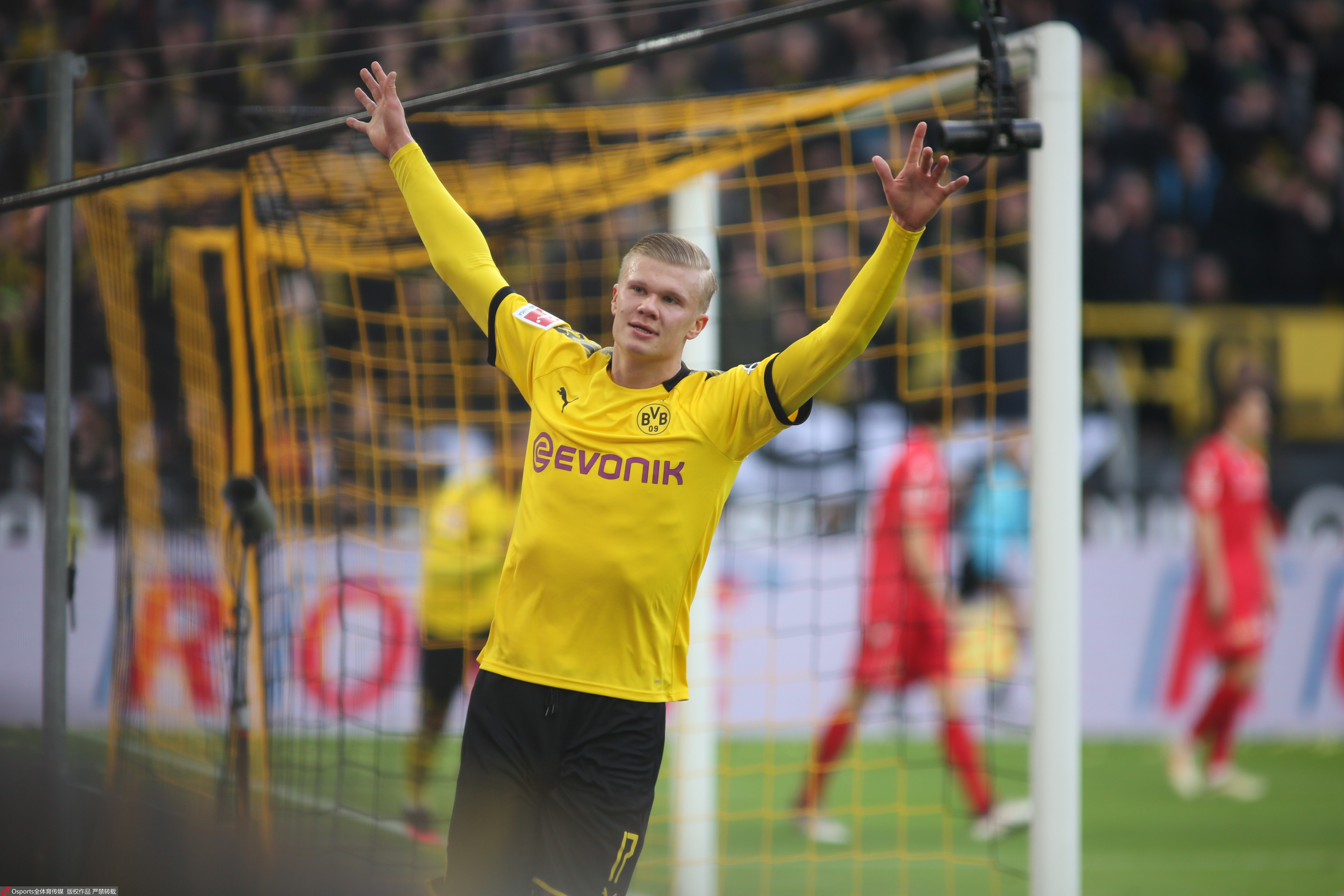 河南队祝贺重庆铜梁龙冲超：中超赛场将因你们的到来更加精彩（河南队恭贺重庆铜梁龙升入中超：你们的加入将令赛场更精彩）