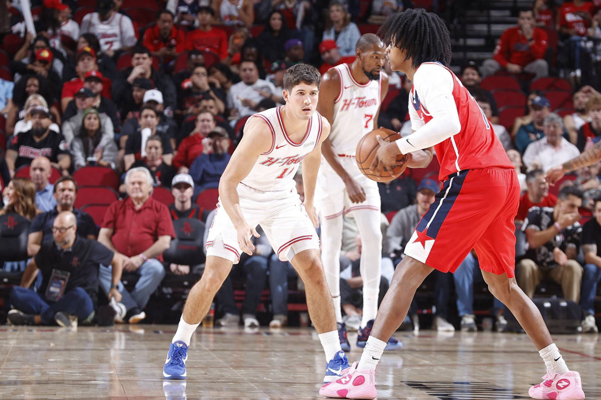 TA：利马传球出色&充满侵略性，他的回归可以丰富曼联打法（TA：利桑德罗传球犀利且富侵略性，复出有望丰富曼联战术）