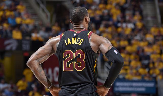 被赠送云达不莱梅印有8号的球衣，克罗斯：这是合同报价吗（获赠云达不莱梅8号战袍，克罗斯调侃：这算报价吗？）