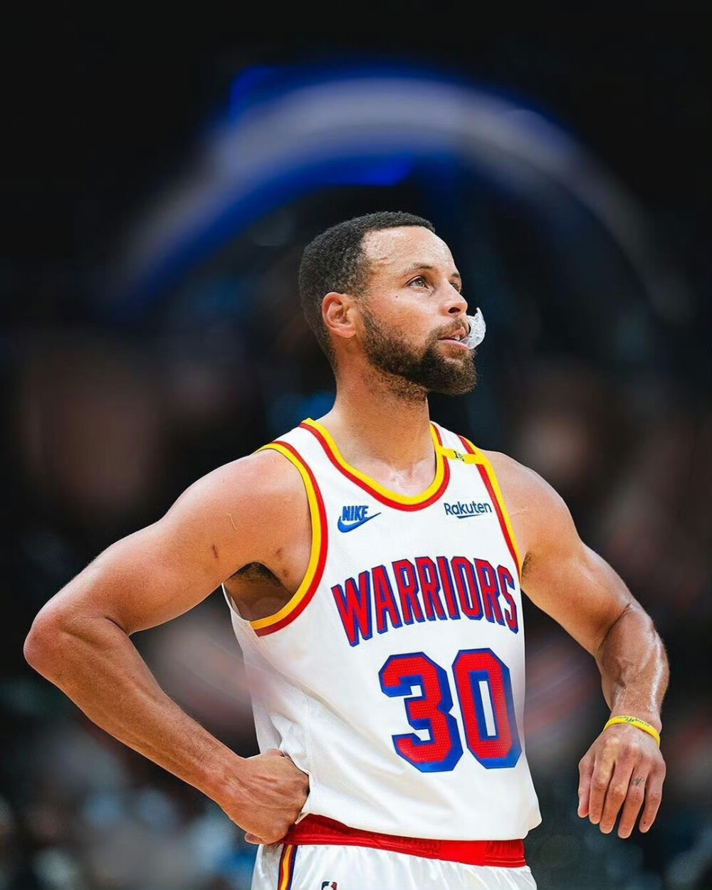 国米4‑0大胜科莫，一举登顶意甲积分榜（国米4球横扫科莫，强势登顶意甲榜首）