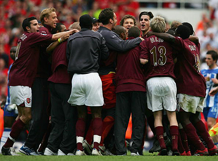 欧洲足坛疯狂周末诞生 豪门心系欧战冷门跌爆（欧洲足坛上演疯狂周末：豪门为欧战分心，冷门频出）