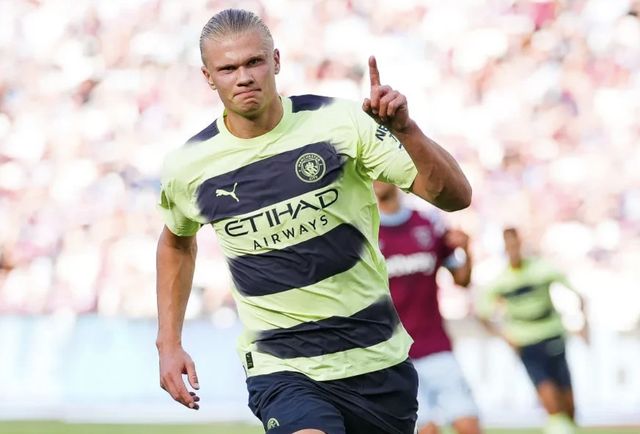 东北人冰雪上玩出花样，骑行健身与躺平同乐（东北冰雪玩法多，骑行健身与躺平齐欢乐）