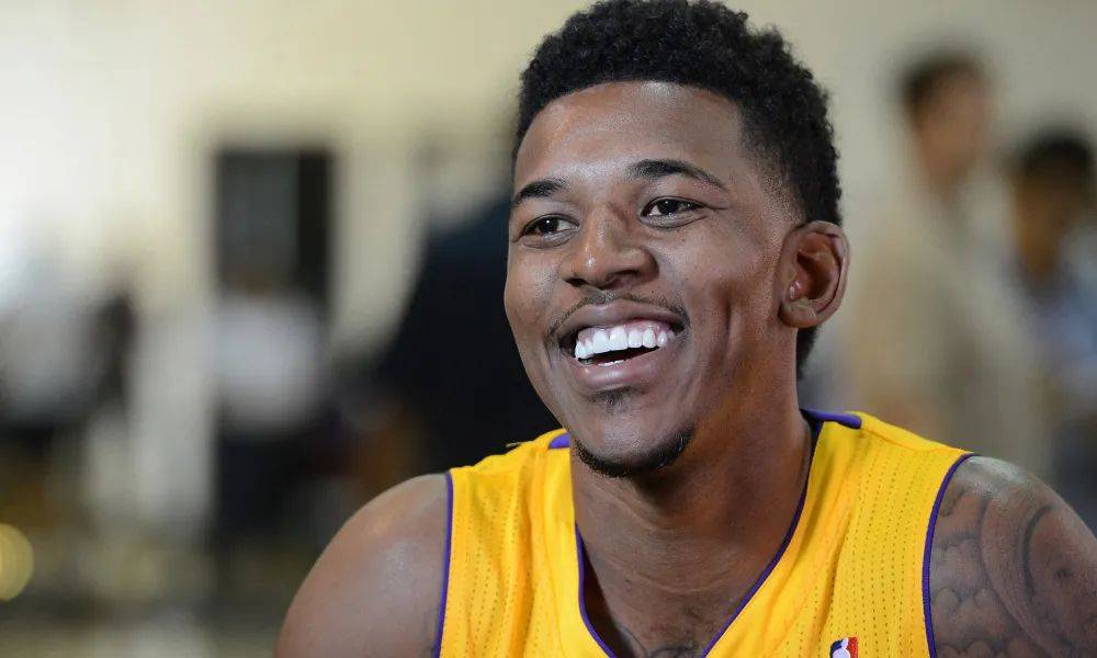 安全至上！NBA杯赛湖人弃用争议地板，恢复主场常规场地（安全优先：湖人于NBA杯赛停用争议球场地板，改回主场常规配置）