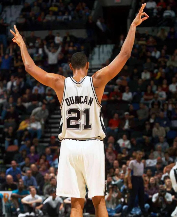 黄蜂官方：三球左脚踝酸痛，本场比赛不会回归（黄蜂官宣：拉梅洛-鲍尔左脚踝酸痛，本场余下时间缺阵）