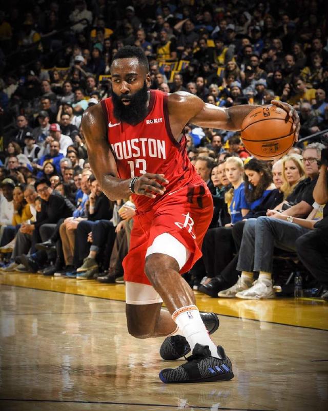 图片报：拜仁内部认为诺伊尔将续约一年，乌尔比希是他接班人（图片报称：拜仁倾向与诺伊尔续约一年，乌尔比希被视为接班人）